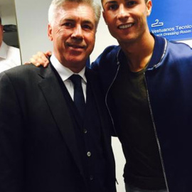 Cristiano posa con Ancelotti en una imagen colgada en su Twitter.