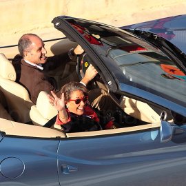 Rita Barberá y Francisco Camps, en un Ferrari durante la inauguración del circuito de Fórmula 1 en Valencia.