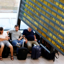 Pasajeros en el aeropuerto de Schoenefeld, al sur de Berlín, Alemania, durante la huelga de pilotos de  Ryanair. / REUTERS - FABRIZIO BENSCH