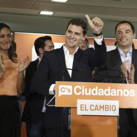 El presidente de Ciudadanos, Albert Rivera (c), y los candidatos a la alcaldia y a la Comunidad de Madrid, Begoña Villacis (i) e Ignacio Aguado (d), celebran los resultados electorales esta noche en Madrid. EFE/Kiko Huesca