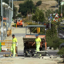 Dos homes treballen a una obra de Barcelona. Europa Press