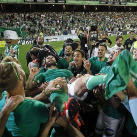 Los jugadores del Betis celebran su ascenso. EFE/PACO PUENTES
