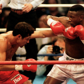Pernell Whitaker en un combate contra De la Hoya (REUTERS-Archivo)