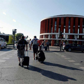 Viajeros llegando a la estación de Atocha de Madrid. (ZIPI | EFE)