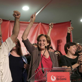 Ada Colau, Gerardo Pisarello y los otros dirigentes de Barcelona en Comú celebran su victoria en las municipales de Barcelona. ALBERTO ESTÉVEZ / EFE
