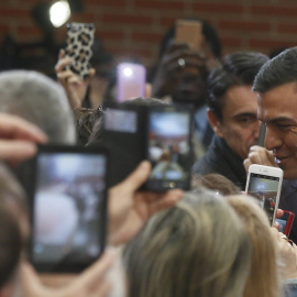 El secretario general del PSOE, Pedro Sánchez, conversa con asistentes a su presentación como candidato del partido a la Presidencia del Gobierno, en un acto celebrado en el pabellón Los Rosales de la localidad madrileña de Móstoles. EFE/Fe