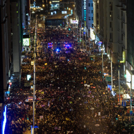 Decenas de miles de personas marchan por la Gran Vía madrileña, en la manifestación del 8M. AFP/Óscar del Pozo