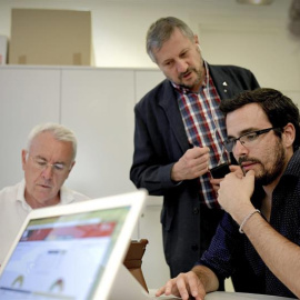 El líder de IU, Cayo Lara (i), y el candidato a la presidencia del Gobierno, Alberto Garzón (d), acompañados por el exeurodiputado Willy Meyer, siguen la información de la jornada electoral en la sede de Izquierda Unida, en Madrid. EFE/FERN