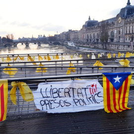 Así ha amanecido este puente del río Serna, entre el Louvre y el Orsay en París.