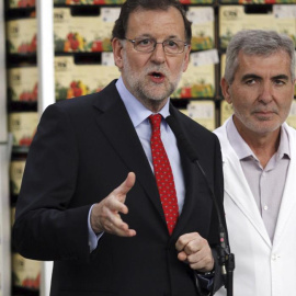 El presidente del Gobierno en funciones, Mariano Rajoy, durante su visita a las instalaciones de la Cooperativa Agraria San Isidro (CASI), en Almería. EFE/Carlos Barba