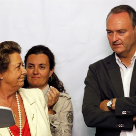 Rita Barberá (i), y el candidata a la presidencia de la Generalitat, Alberto Fabra, tras su comparecencia ante los medios de comunicación tras conocer los resultados electorales. JUAN CARLOS CÁRDENAS/EFE