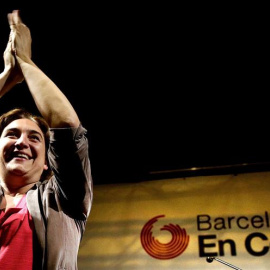 Ada Colau, de Barcelona en Comú, celebra con sus compañeros tras convertirse en la primera mujer que ha ganado las elecciones municipales en Barcelona. EFE/Alberto Estévez