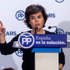 La vicepresidenta del Gobierno, Soraya Sáenz de Santamaría, arropa al cabeza de lista del PPC en las elecciones del 21D, Xavier García Albiol. /EFE