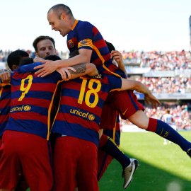Los jugadores del Barcelona celebran el gol de Luis Suárez al Granada. REUTERS/Marcelo del Pozo