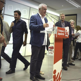 Cayo Lara, coordinador federal de Izquierda Unida, valora los resultados de las elecciones en presencia de Alberto Garzón, candidato de IU a la presidencia del Gobierno, que abandona el escenario. EFE/Fernando Villar.