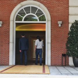 El presidente del Gobierno, Pedro Sánchez, y el secretario general de Podemos, Pablo Iglesias, en una reunión en Moncloa / Daniel Gago - Podemos