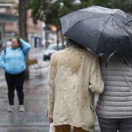 23/05/2023 - Una pareja se resguarda de las lluvias de este martes, que continuarán durante el resto de la semana especialmente en el este del país.