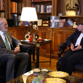 La presidenta del Grecia, Katerina Sakelaropulu, recibe  en su despacho al primer ministro interino al presidente del Tribunal de Cuentas, Ioannis Sarmás, este 24 de mayo de 2023.