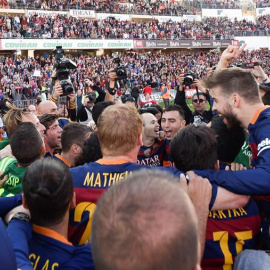 Los jugadores del Barça celebran el título de Liga tras vencer al Granada. EFE/Miguel Ángel Molina