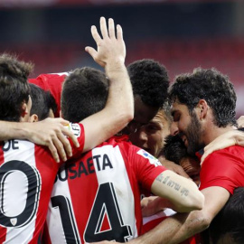 Los jugadores del Athletic celebran el tercer gol al Sevilla. EFE/LUIS TEJIDO