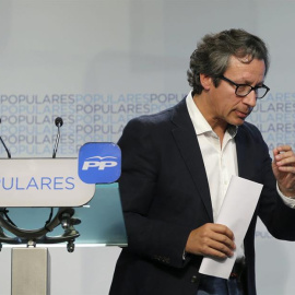 El vicesecretario de Organización y director de campaña de los populares, Carlos Floriano, tras comparecer ante la prensa anoche. /EFE