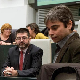 En primer plano, el nuevo concejal de Economía y Hacienda del Ayuntamiento de Madrid, Jorge García Castaño, y detrás su predecesor, Carlos Sánchez Mato, durante el pleno del Ayuntamiento, celebrado este lunes. | LUCA PIORGIOVANNI (EFE)