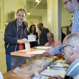César Luena deposita ayer su voto. /EFE