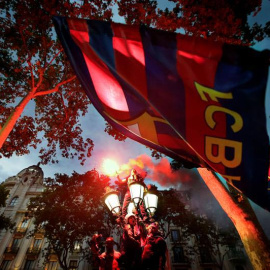 Aficionados del FC Barcelona acudieron en la fuente de Canaletas para celebrar la consecución del título de liga.