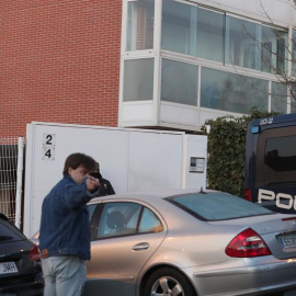 ectivos de la Policía Nacional a las puertas del edificio de la localidad madrileña de Majadahonda donde esta madrugada ha sido detenido un hombre como presunto integrante del grupo terrorista DAESH. EFE/Zipi