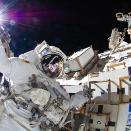 : La astronauta Sunita Williams en un paseo espacial en 2012. - NASA