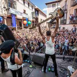 El grupo musical La Maravillosa Orquesta del Alcohol, más conocido como La M.O.D.A., durante su actuación en el festival Sonorama Ribera, hoy en Aranda de Duero (Burgos). EFE/Paco Santamaría