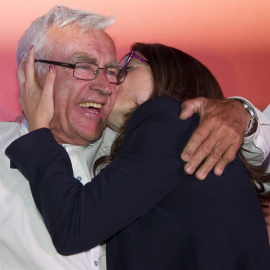 Mónica Oltra besa a Joan Ribó (Compromís), que podría ser el nuevo alcalde de Valencia. / EFE