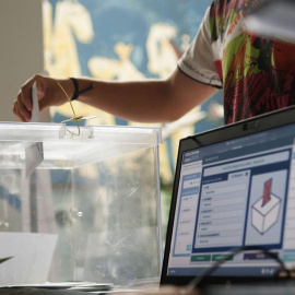 Una de las mesas electorales administradas electrónicamente en un colegio de Sevilla para las elecciones del 24M. /EFE