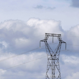 Una torre de alta tensión junto a una antena de telefonía móvil. REUTERS