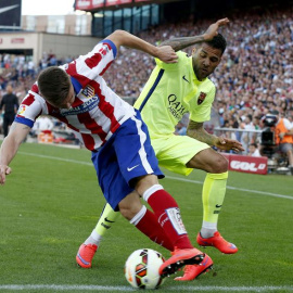 Alves en el penúltimo partido de Liga contra el Atlético. /EFE