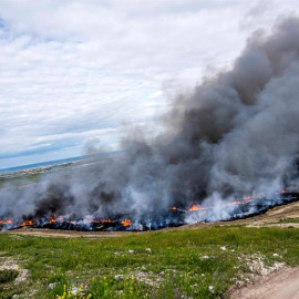 Vista del incendio de neumáticos en Seseña (Toledo) cuyas labores de extinción continúan, aunque la gravedad de la alerta ha bajado y se ha levantado la orden de evacuación de los habitantes de la urbanización El Quiñón. EFE/Ismael Herrero