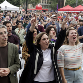 La alcaldesa de Barcelona y candidata a la reelección por Barcelona en Comú, Ada Colau (c), durante el acto electoral que su formación ha celebrado hoy miércoles en Barcelona.
