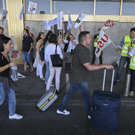 Tripulantes de cabina (TCP) de Ryanair protestan a las puertas del aeropuerto Adolfo Suárez-Madrid Barajas durante la primera de las seis jornadas de huelga que llevan a cabo en España