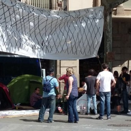 Nueves tiendas de campaña se instalaron este sábado por la tarde ante la sede de la Comisión Europea (CE) en el paseo de Gràcia de Barcelona para reclamar la defensa de los derechos humanos de los refugiados. Twitter