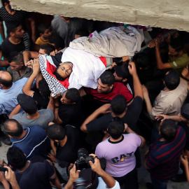 Un palestino herido entra en un hospital de la región | REUTERS