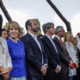 La portavoz del PP en el Ayuntamiento de Madrid, Esperanza Aguirre, con la alcaldesa de Madrid, la presidenta de la Comunidad de Madrid, Cristina Cifuentes, la portavoz de Ciudadanos en el Ayuntamiento de Madrid, Begoña Villacís, y otras au