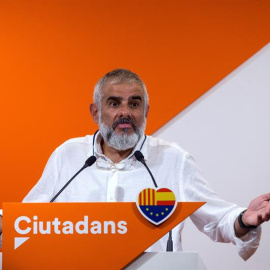 El portavoz de Ciudadanos en el Parlament, Carlos Carrizosa, atiende a los medios de comunicación para valorar la actualidad política. EFE/Quique García