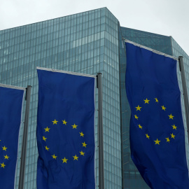 Banderas de la UE en frente de la sede del BCE, en Fráncfort. REUTERS/Ralph Orlowski