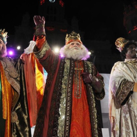 Los Reyes Magos de Oriente saludan tras finalizar su cabalgata por la capital en 2016 | Europa Press