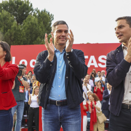 El presidente del Gobierno, Pedro Sánchez (c), participa este jueves en un acto electoral en apoyo al candidato socialista a presidir la Comunidad de Madrid, Juan Lobato (d), y la candidata a la alcaldía de Madrid, Reyes Maroto