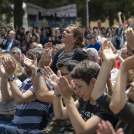 Asistentes aplauden en un mitin de BComú, en el Mirador del Carmel, a 20 de mayo de 2023, en Barcelona.