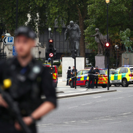 APolicía armada frente a las casa del Parlamento en Londres, tras el incidente con un vehículo que ha causado varios heridos. REUTERS/Hannah McKay