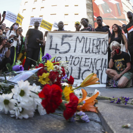 26/06/2022.- Cientos de personas protestan este domingo en la céntrica plaza de Callao en Madrid contra "la masacre en Melilla", convocados por asociaciones de inmigrantes y anti racistas, en Madrid. EFE/David Fernández