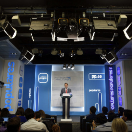 El presidente del Gobierno, Mariano Rajoy, durante la rueda de prensa ofrecida tras la reunión del Comité Ejecutivo Nacional del PP celebrada esta tarde en Madrid, para analizar los resultados de las elecciones autonómicas y locales. EFE/J.