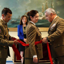 El jefe de Estado Mayor del Ejército, el general Francisco Javier Varela, impone el fajín a la nueva general del Ejército de Tierra, Patricia Ortega, en el acto celebrado en el Ministerio de Defensa.(EMILIO NARANJO | EFE)